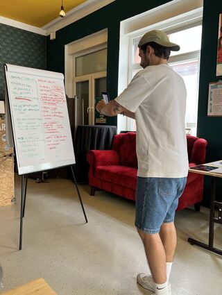 Comedy-Cup-Kandidat Alex Hain dokumentiert den Lehrstoff.