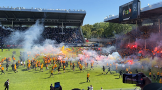 Nach dem Spiel stürmen die Dynamo Dresden Fans im Aufstiegsrausch das Mannheimer Spielfeld.