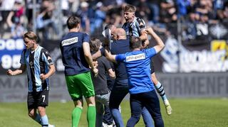 Die Spieler des SV Waldhof jubeln nach dem spielentscheidenden 1:0 durch Kennedy Okpala.