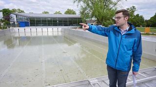 In den vergangenen Jahren haben Geschäftsführer Marius Schmidt und seine Mitarbeiter von den Biedensand-Bädern wiederholt mit unerwarteten Ereignissen zu tun gehabt. Unser Bild zeigt den Geschäftsführer bei einem Rundgang im Freibad.