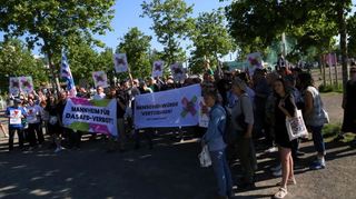 Die Demonstranten protestieren für ein Verbot der AfD.