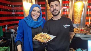 „Ich liebe Mannheim:“ Birsel Yilmaz hat die zweite Filiale von „Haus des Döners“ in Mannheim eröffnet. Neben ihr Mitarbeiter Firat Bilen.