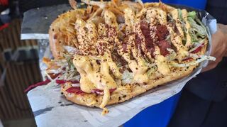Sandwich mit Hähnchenfleisch und Kräutersauce