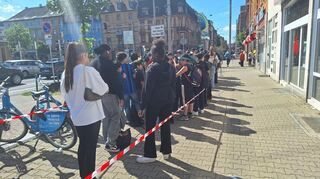 Schlange stehen... Manche warten drei Stunden auf einen Kebab für 1 Cent, der zur Eröffnung verkauft wird.