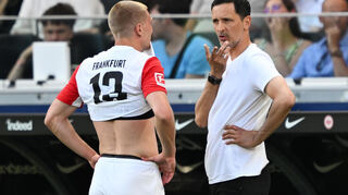 Enttäuschung bei der Eintracht: Frankfurts Trainer Dino Toppmöller (rechts) spricht mit Rasmus Kristensen.