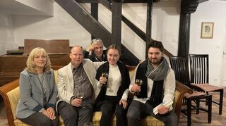 Verleger Ulrich Wellhöfer (2. v.l.) in der Pfistermühle Wissembourg (hier zuletzt mit den Preistragenden des "MM"-Schreibwettbewerbs "Erzähl mir was" Regina Rothengast (l.), Annika Reinhardt (2.v.r.), Tobias Etsch (r.) und "MM"-Kulturchef Stefan M. Dettlinger (hinten).