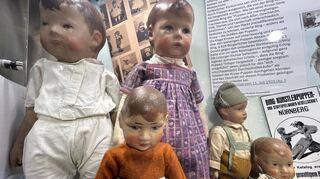Die Puppen von Käthe Kruse und Bing sehen sich zum Verwechseln ähnlich.
