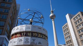 Die Weltzeituhr auf dem Berliner Alexanderplatz war zu Zeiten der DDR ein beliebter Treffpunkt - und ist es geblieben. Der Schriftsteller Eberhard Hilscher benannte nach ihr einen Roman, der als sein Hauptwerk gilt.