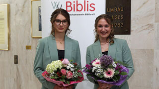 Das sind die neuen Gurkenmajestäten: Königin Lara-Marie Buchmann (r.) und Prinzessin Emilia Rühl.