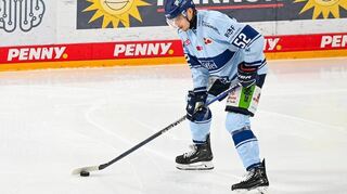 Nicolas Mattinen beim Spiel der Straubing Tigers gegen die Düsseldorfer EG.
