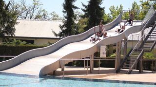 Diese fünf Jugendlichen konnten die Riesenrutsche und die Sprungtürme nach Lust und Laune ausgiebig nutzen.