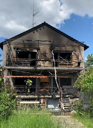 Der Brand in Ludwigshafen-Oggersheim hat ist vom Balkon auf das Gebäude übergegangen.