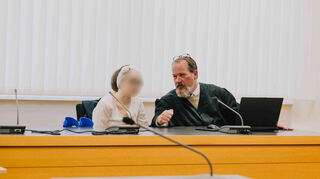 Die Angeklagte und ihr Strafverteidiger Friedrich Demandt.