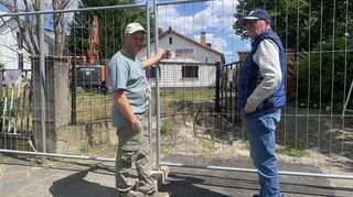 Für Hausmeister Michael Klesius (l.) und seinen Kumpel Lothar ist das ein trauriger Moment.