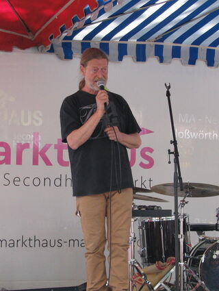 Bernd Göttel, Mitgründer des Festes in der Max-Joseph-Straße, bei der Eröffnung.