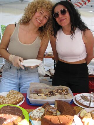Zübeyde und Yvonne verkaufen beim großen Kuchenbuffet der Neckarschule.