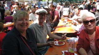 Beate (l.), Bernd und Petra sind Stammgäste und steuern Kuchen bei.