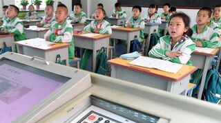 Chinesische Schüler sitzen im Unterricht in der Grundschule Zhaoyuan, die in der ostchinesischen Provinz Shandong liegt.