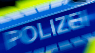 Eine Schreckschusswaffe, ein Dolch und ein Einhandmesser kamen zum Vorschein. Bei einer Auseinandersetzung in Ludwigshafen ist ein Mann verletzt worden.