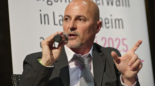 Bei einer Podiumsdiskussion zur Bürgermeisterwahl vergangene Woche in der Lampertheimer Siedlerhalle: Kandidat Marco Steffan.