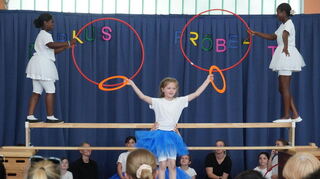 Die jungen Akrobaten und Akrobatinnen begeistern beim Zirkusprojekt in der Fröbelschule.