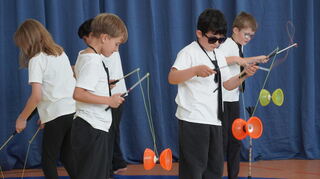 Ganz cool jonglieren diese Kinder mit dem Diabolo.