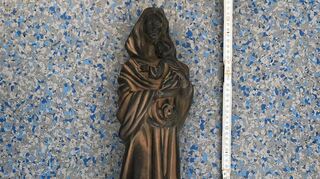Die Polizei sucht nach den Besitzern des gestohlenen Grabschmucks – dazu zählt auch diese Madonnenfigur.