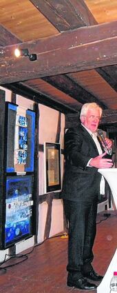 <p>Professor Dr. Jochen Hörisch (Bild links) bei seinem Vortrag im Kerg-Museum Schries-heim, der zahlreiche interessierte Zuhörer anzog.</p>