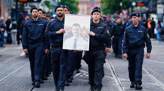 Die Stadt Mannheim will am 31. Mai mit einer Gedenkveranstaltung an Rouven Laur erinnern. Der Polizist wurde bei dem Attentat auf dem Marktplatz vor einem Jahr getötet.