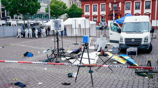 Bei dem Attentat am Stand der „Bürgerbewegung Pax Europa“ wurden der Polizist Rouven Laur getötet und sechs weitere Menschen teilweise schwer verletzt.
