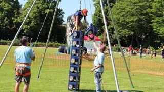 Anwesende Kinder durften sich im gesicherten Klettern auf gestapelten Getränkekästen versuchen.