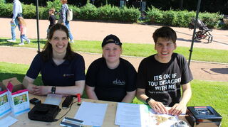 Jugendwartin Wiebke Zimmer (l.) infomierte mit den beiden Helfern Annabella Ferris (Mitte) und Julian Baumann (r.) über die Arbeit der Freiwilligen Feuerwehr.