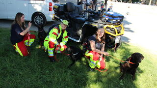 Die ASB-Rettungshundestaffel mit den Sanitätshelferinnen (v.l.) Stephanie Lindner, Sandra Paulus und Tamara Weingärtner.