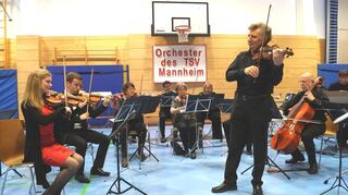Dirigent Ionel Ungureanu (stehend) führte sein Ensemble mit Präzision und Feingefühl durch das anspruchsvolle Programm.