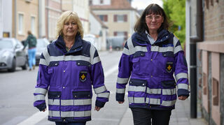 Mit ihren markanten Jacken sind Ilona Brenner (l.) und Fabia Krenz direkt als Notfallseelsorgerinnen zu erkennen.