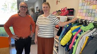 Erzieherin Lena Hoffmann und Kulturamtsleiter Horst Stephan am Tauschregal in der Kita Entdeckerland. Hoffmann ist dort Beauftragte für Chancengerechtigkeit.