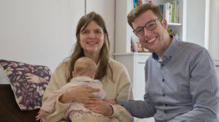 Familienabend zu Hause: Bürgermeisterkandidat Marius Schmidt mit seiner Frau Birgit und Tochter Emilia.