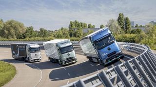 Verschiedene Lkw-Modelle von Mercedes-Benz unterwegs auf der Teststrecke in Wörth.