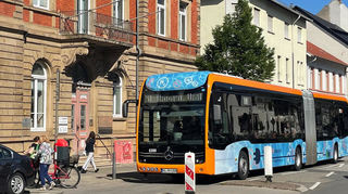 Ein Wasserstoffbus der rnv in Mannheim-Neckarau.