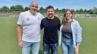 Kai Herdling (Mitte) mit dem neuen Waldhof-Sportdirektor Matthais Schober (links) und Geschäftsführerin Jennifer Schäfer.
