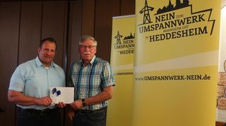 Einig gegen das Umspannwerk: Bürgermeister Achim Weitz (l.) und Rupert Bach bei der Übergabe des Jubiläumsgeschenks der Gemeinde an den Bauernverband.