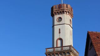 Bereits von Weitem sichtbar: Der Turm von Schloss Rennhof