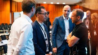 Der frühere Landwirtschaftsminister Cem Özdemir (2.v.l.) im Gespräch mit den Osapiens-Gründern Stefan Wawrzinek (Mitte) und Alberto Zamora (rechts).