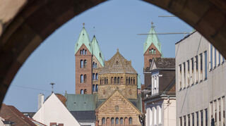 Der Dom zu Speyer ist wie das Kloster Limburg ein Bau aus salischer Zeit, der auf Konrad II. zurückgeht. Auch hier wird in den kommenden Jahren an den Baubeginn vor rund 1000 Jahren erinnert. So ganz einige ist man sich über das betreffende Jahr nicht. Oft taucht das Jahr 1030 auf, andere sprechen von 1027.