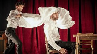 Wer bezahlt am Ende? „L’Addition“ mit Bertrand Lesca und Nasi Voutsas. Regie führte bei dem Stück Tim Etchells.
