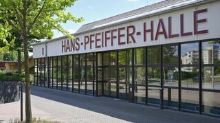 In der Hans-Pfeiffer-Halle stellen sich die drei Kandidaten für die Bürgermeister-Wahl den kritischen Fragen von „SHM“-Teamleiter Bernhard Zinke.