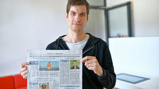 Julien Ferrat, Stadtrat der Mannheimer Wählervereinigung „Die Mannheimer“, hält das aktuelle Amtsblatt mit seinem Artikel in den Händen.