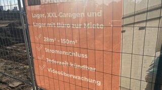 Info-Tafel am Bauzaun im Riestenweg.