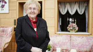 Karla Spagerer vor drei Jahren im Wintergarten ihres Wohnhauses.