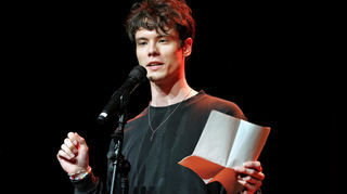 Lennart Heins berichtet in seinem Beitrag beim Word up! Queer Poetry Slam über die Suche nach seinem Platz in der schwulen Szene.